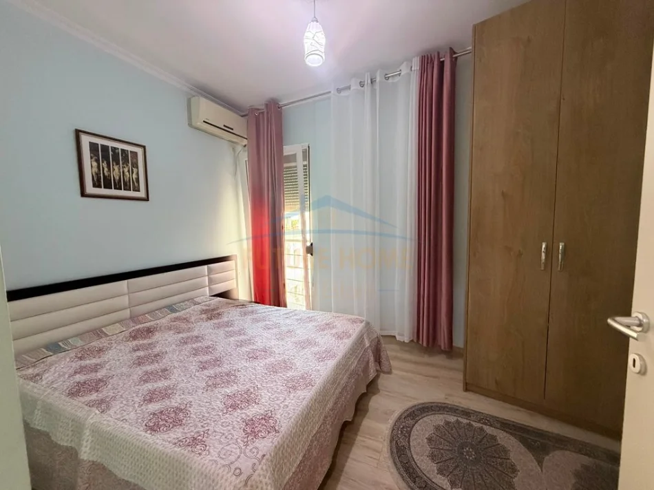 Tirane, jepet me qera apartament 1+1+Ballkon Kati 5, 62 m² 650 € (Liqeni Thate)