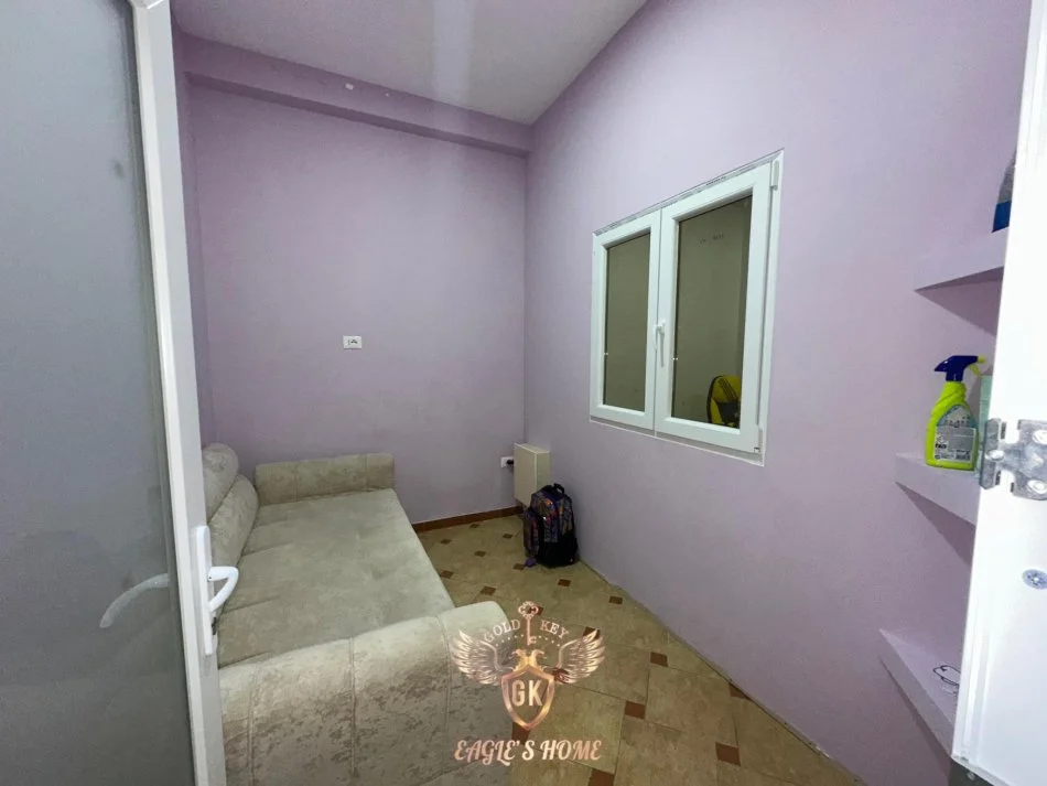 Durres, shes ambjent biznesi Kati 0, 32 m² (Prane Rruges Portit)