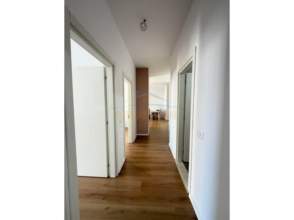Tirane, jepet me qera apartament 2+1 , 100 m² 600 € (Yzberisht)