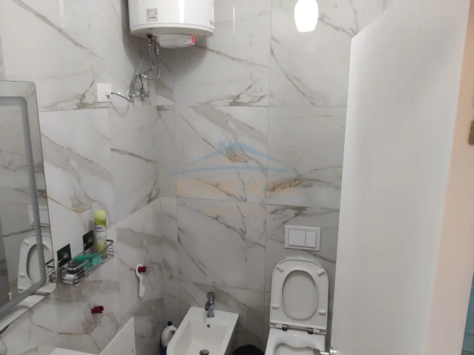 Tirane, jepet me qera apartament 1+1+Ballkon Kati 7, 65 m² 700 € (Rruga e Kavajes)