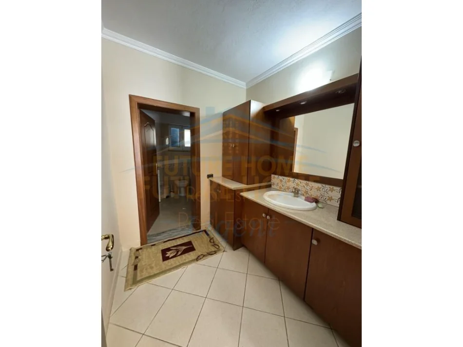 Tirane, jepet me qera apartament 1+1+Ballkon Kati 1, 70 m² 400 € (Selite)