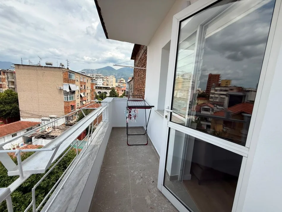 Tirane, jepet me qera apartament 3+1+Ballkon Kati 5, 80 m² 700 € (Brryli)