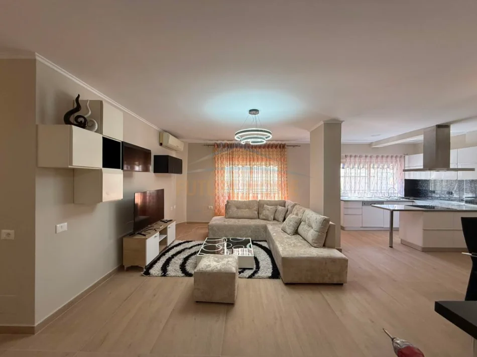 Tirane, jepet me qera apartament 2+1 Kati 4, 110 m² 800€ (KOMUNA E PARISIT)