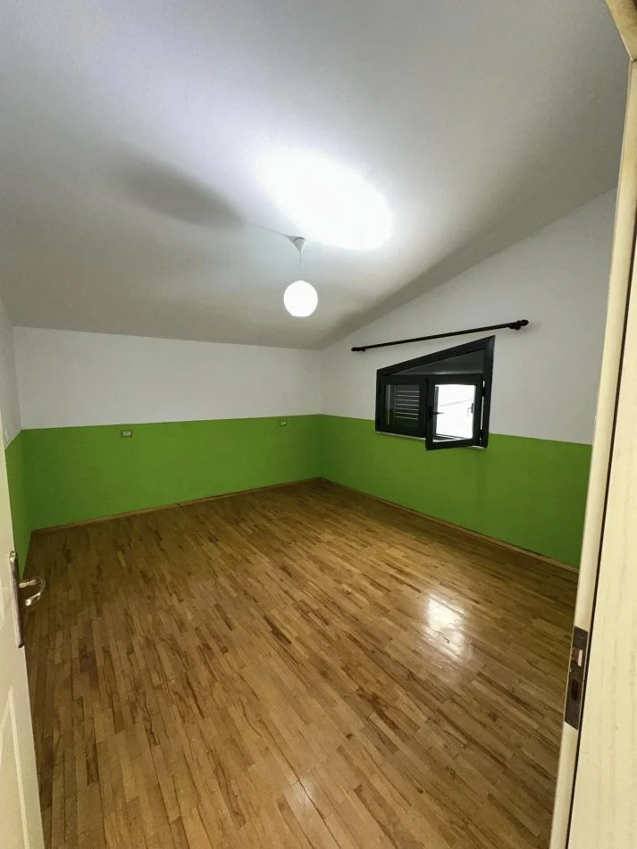 Durres, jap me qera apartament 2+1+Ballkon , 130 m² 250 € (Kolegji Eneida)