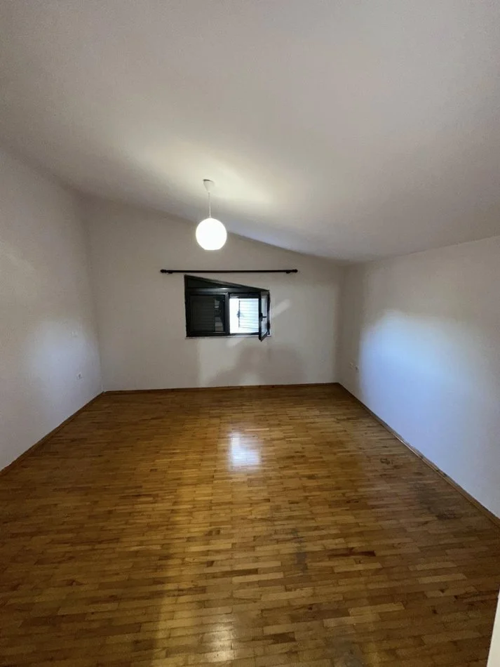 Durres, jap me qera apartament 2+1+Ballkon , 130 m² 250 € (Kolegji Eneida)