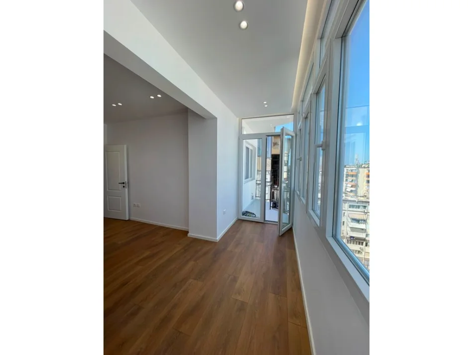 Tirane, shitet apartament 1+1 Kati 11, 65 m² 165.000 € (21 Dhjetori)