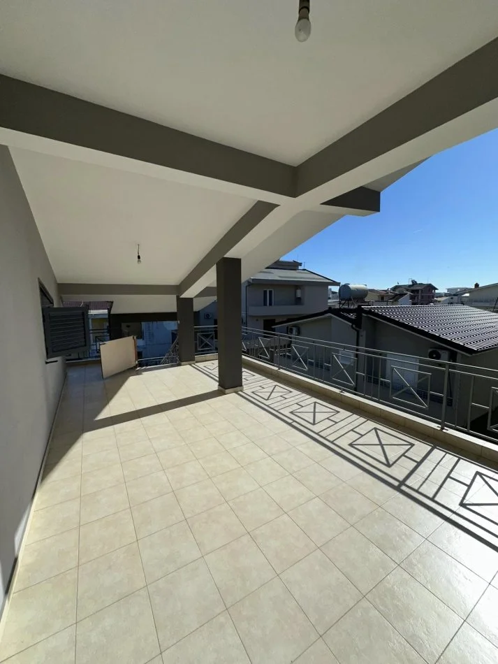 Durres, jap me qera apartament 2+1+Ballkon , 130 m² 250 € (Kolegji Eneida)