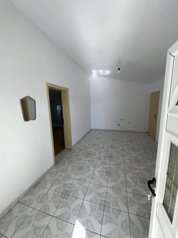 Durres, jap me qera apartament 2+1+Ballkon , 130 m² 250 € (Kolegji Eneida)
