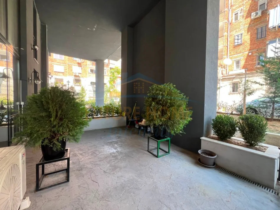 Tirane, jepet me qera ambjent biznesi Kati 0, 90 m² 1.000 € (Rruga TeftaTashko Koco)