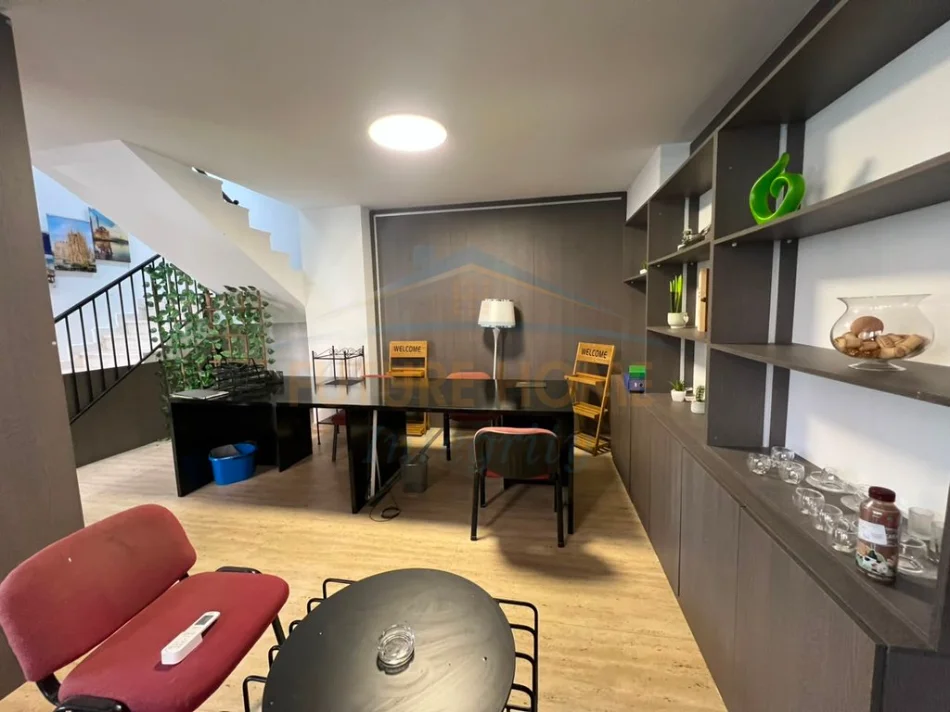 Tirane, jepet me qera ambjent biznesi Kati 0, 90 m² 1.000 € (Rruga TeftaTashko Koco)