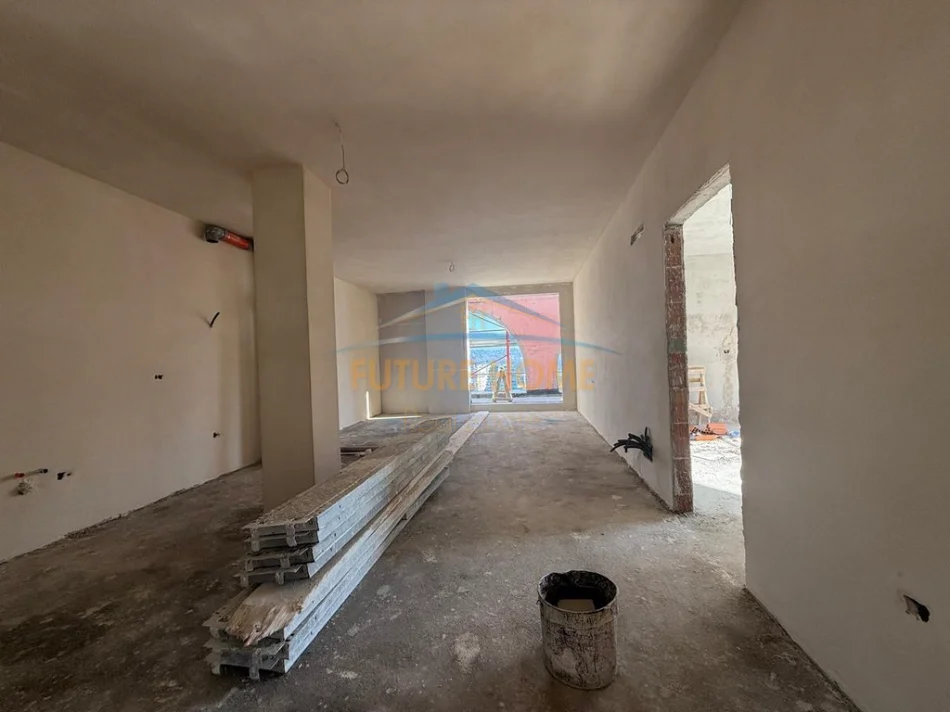 Shitet, Penthouse 4+1+3, Komuna e Parisit. 0696069906