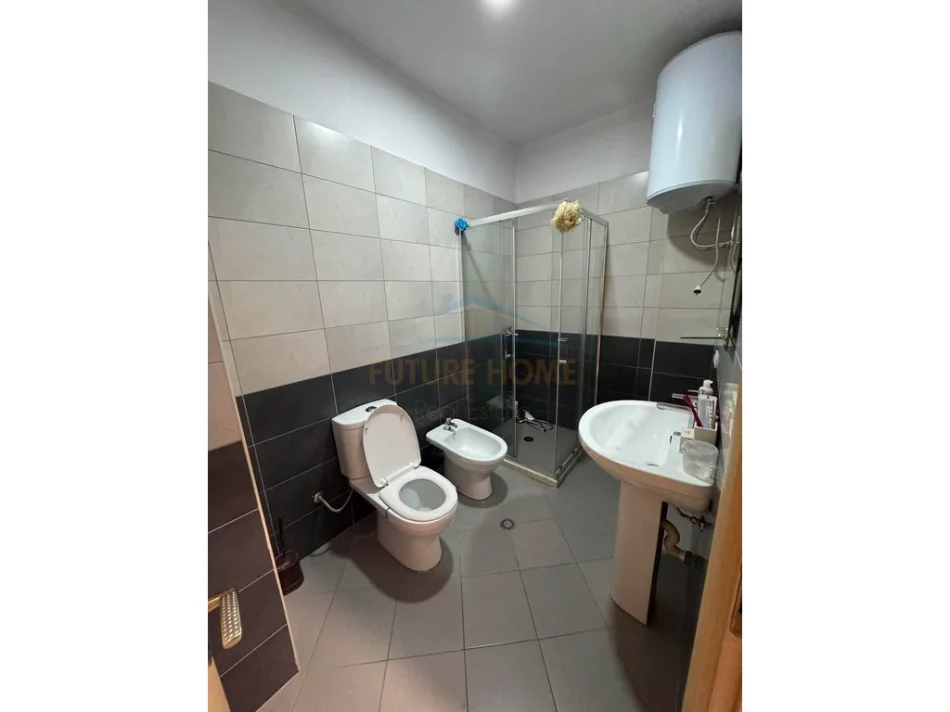 Tirane, jepet me qera apartament 3+1 Kati 6, 128 m² 700 € (Unaza e Re)