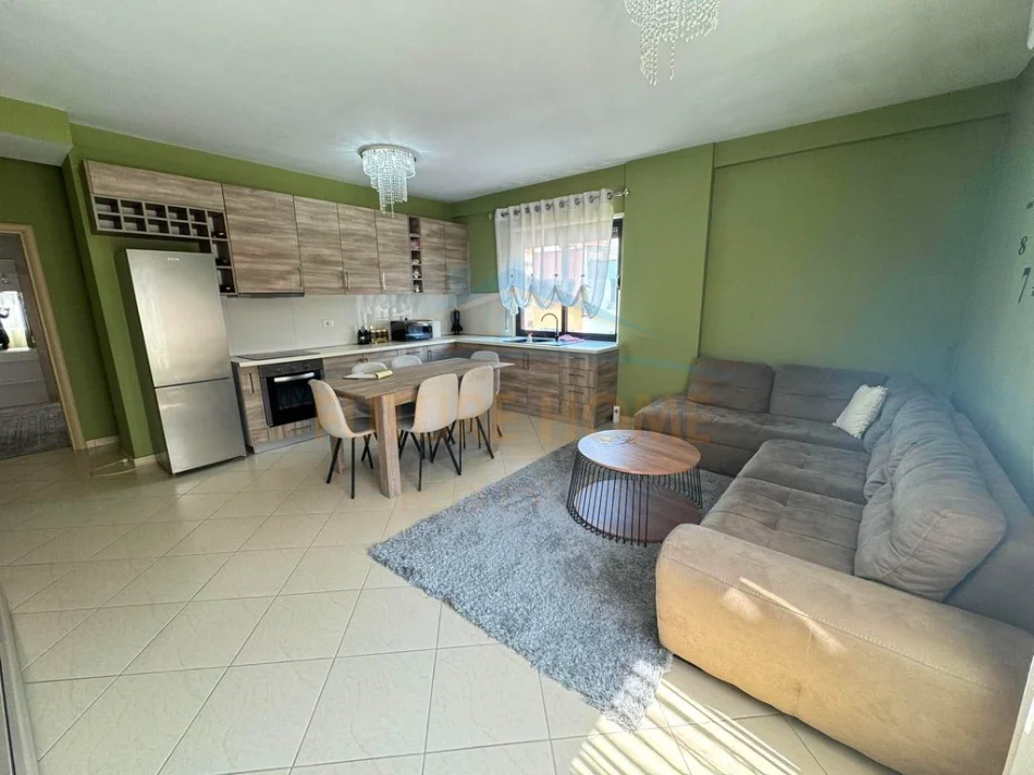 Tirane, jepet me qera apartament 3+1 Kati 6, 128 m² 700 € (Unaza e Re)