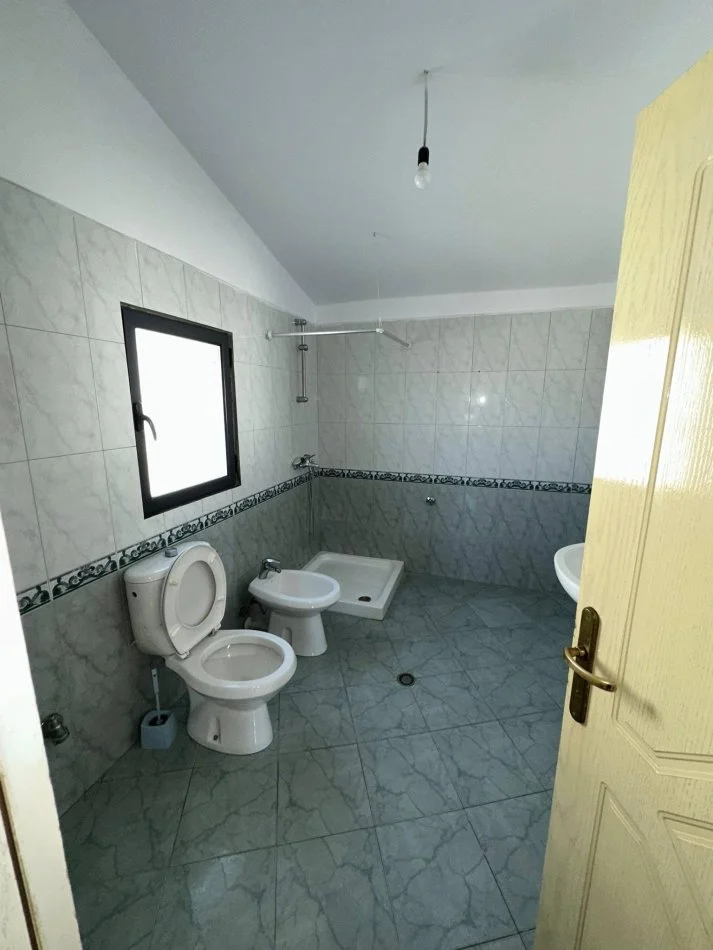 Durres, jap me qera apartament 2+1+Ballkon , 130 m² 250 € (Kolegji Eneida)
