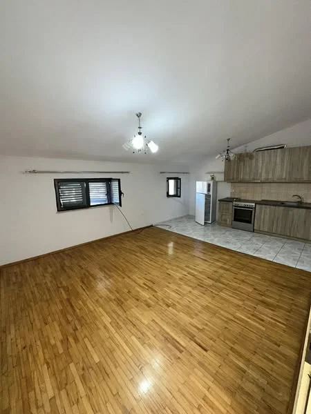 Durres, jap me qera apartament 2+1+Ballkon , 130 m² 250 € (Kolegji Eneida)