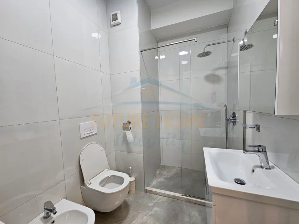 Tirane, jepet me qera apartament 1+1 Kati 4, 50 m² 450 € (Ali Demi,Kompleksi Mangalem)