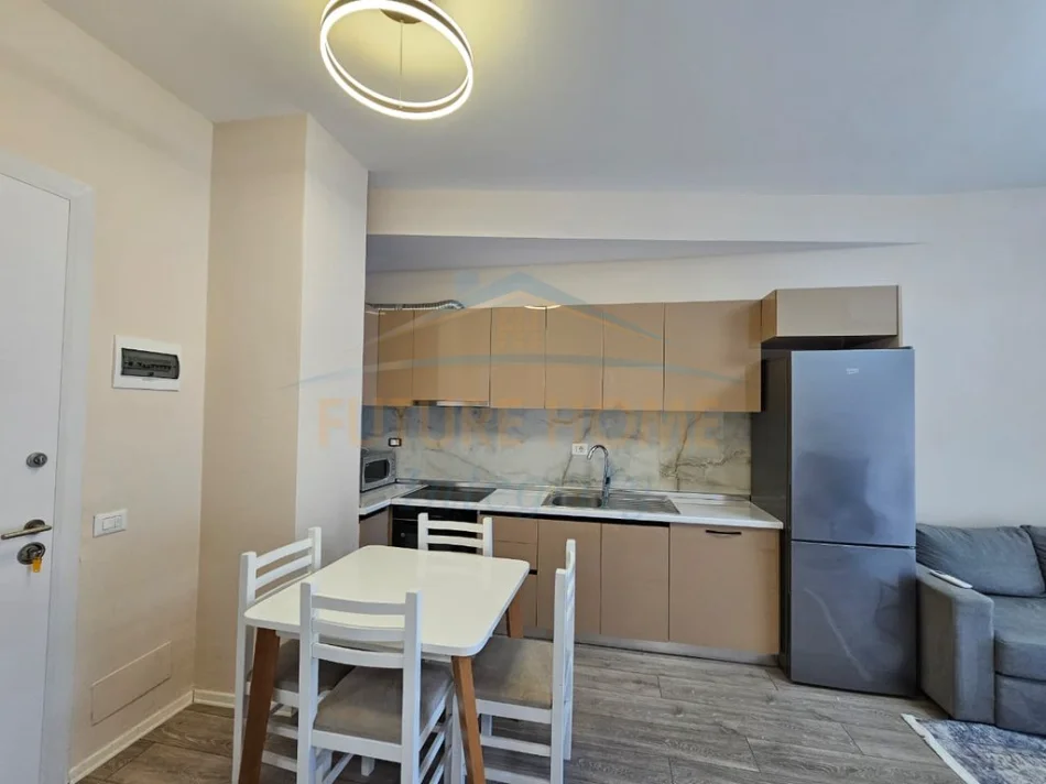 Tirane, jepet me qera apartament 1+1 Kati 4, 50 m² 450 € (Ali Demi,Kompleksi Mangalem)