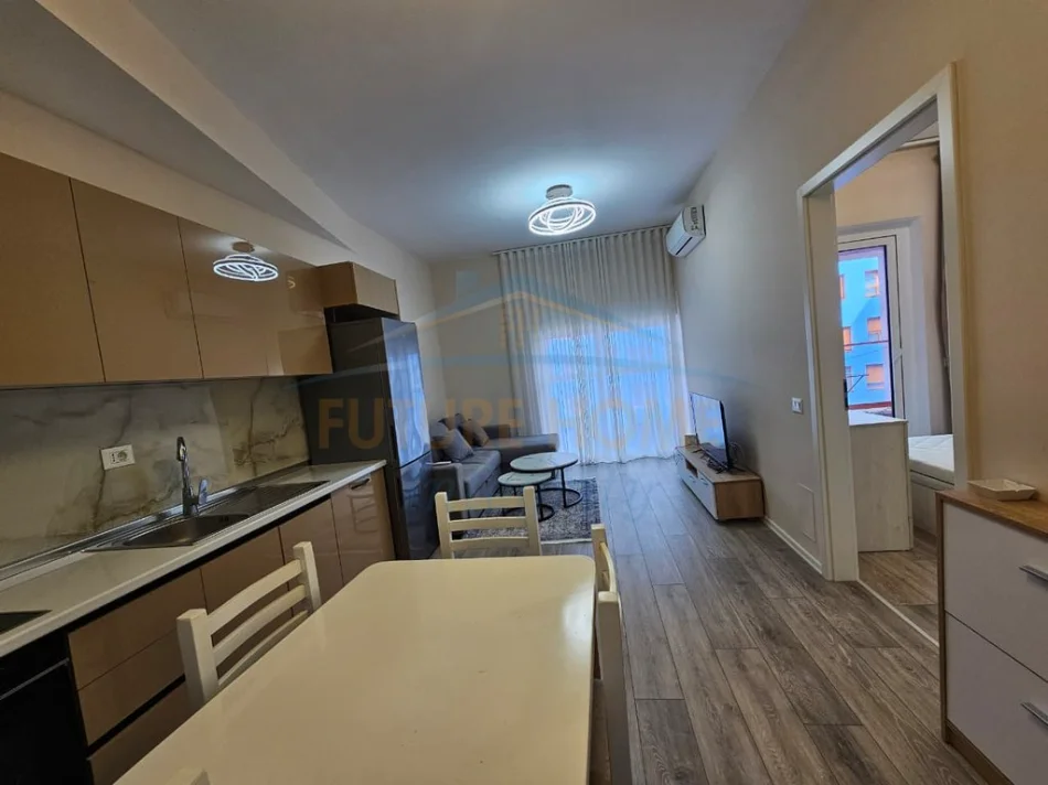 Tirane, jepet me qera apartament 1+1 Kati 4, 50 m² 450 € (Ali Demi)