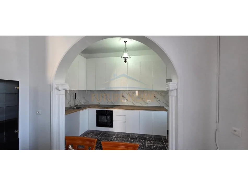 Tirane, jepet me qera apartament 2+1+Ballkon Kati 3, 150 m² 800 € (Tregu Elektrik)