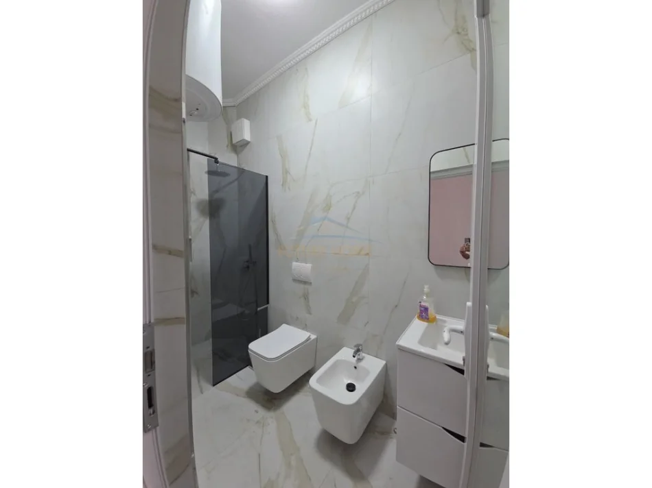 Tirane, jepet me qera apartament 2+1+Ballkon Kati 3, 150 m² 800 € (Tregu Elektrik)