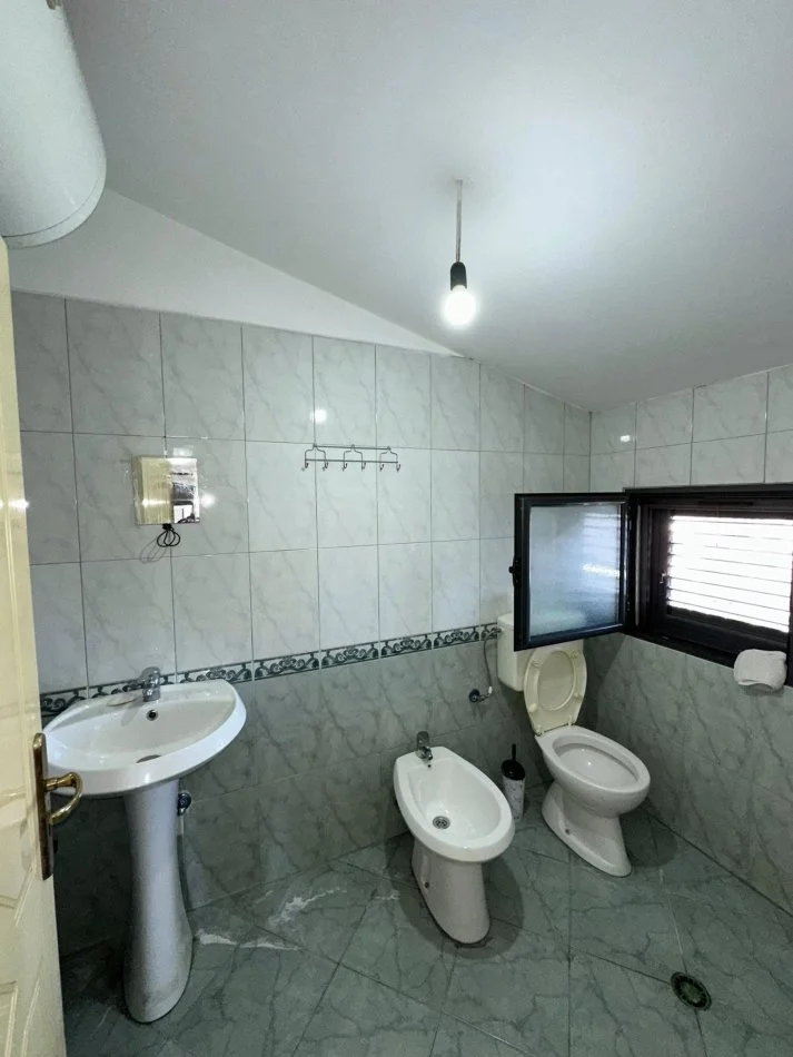Durres, jap me qera apartament 2+1+Ballkon , 130 m² 250 € (Kolegji Eneida)