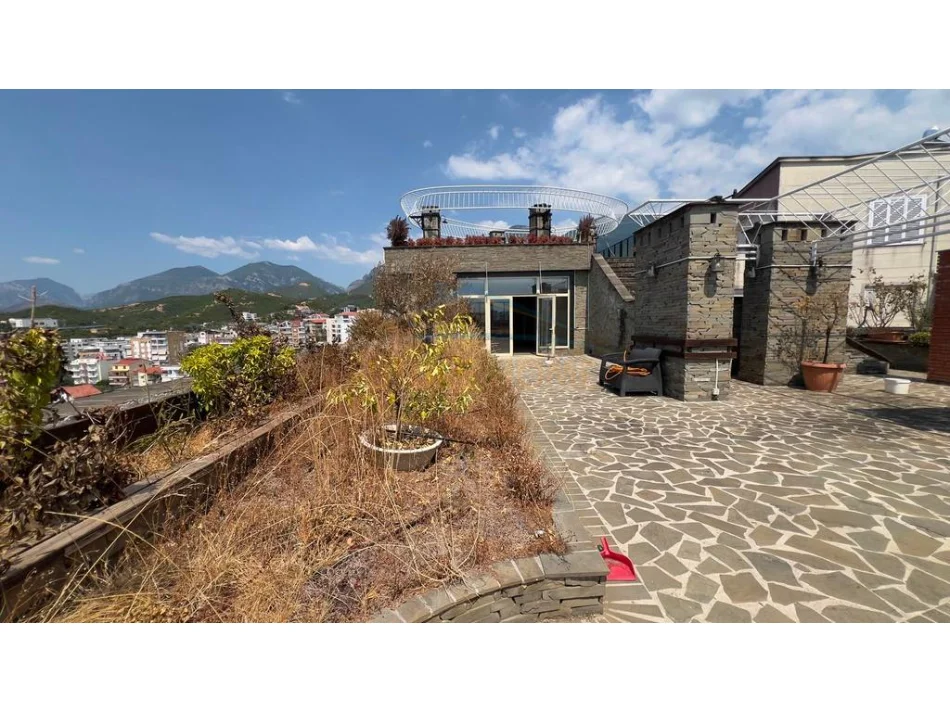 Shitet, Apartament 3+1+2+Verandë+Poste ParkimI, Fresk. 0696069906