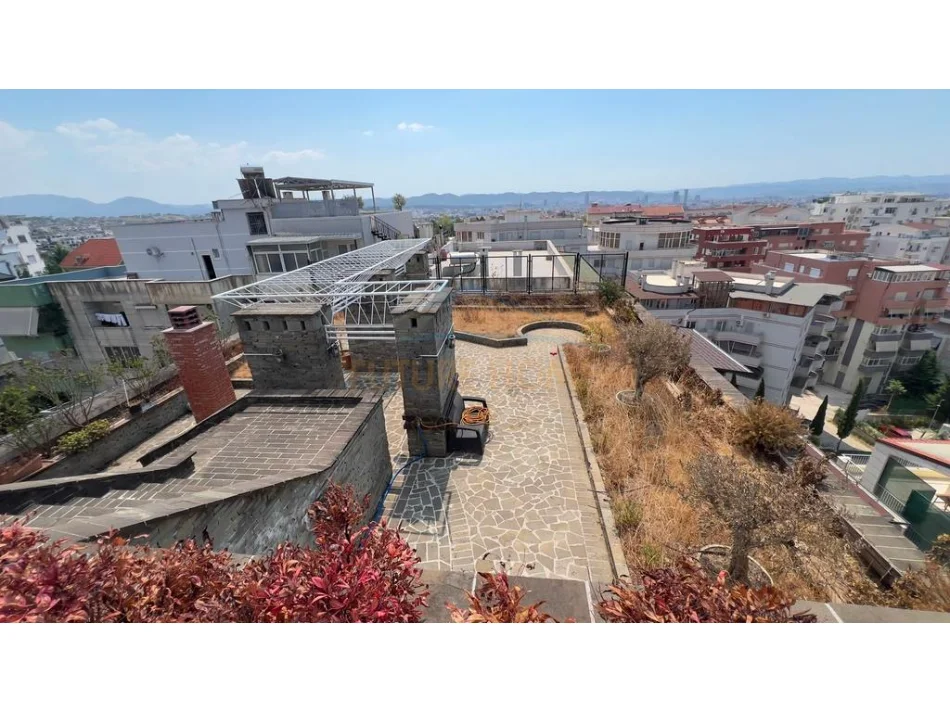 Shitet, Apartament 3+1+2+Verandë+Poste ParkimI, Fresk. 0696069906