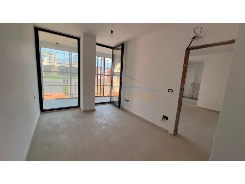 Tirane, shitet apartament 1+1 Kati 4, 85 m² 260.000 € (SELVIA)
