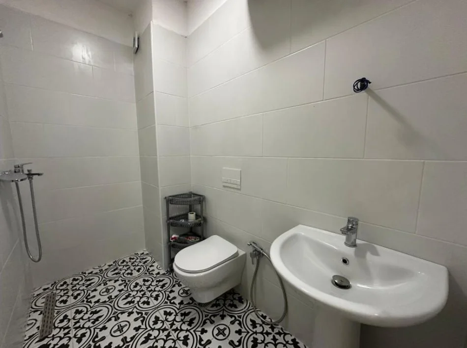 Tirane, jepet me qera zyre Kati 3, 94 m² 750 € (Qemal Stafa)