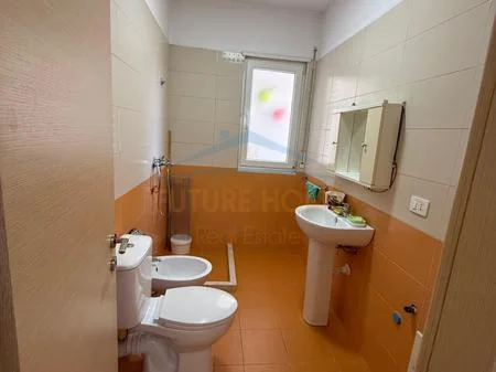 Tirane, jepet me qera apartament 3+1+Ballkon Kati 1, 113 m² 760 € (Rruga Ferit Xhajko)