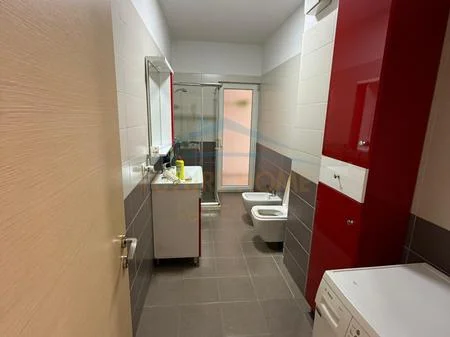 Tirane, jepet me qera apartament 3+1+Ballkon Kati 1, 113 m² 760 € (Rruga Ferit Xhajko)