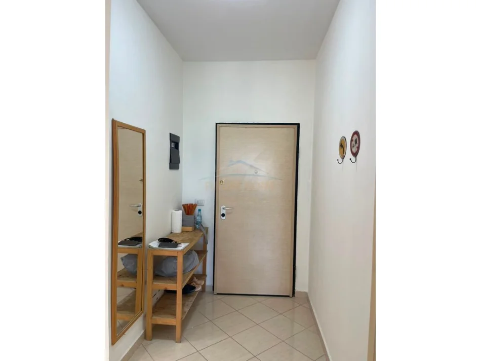 Tirane, jepet me qera apartament 1+1 , 650 € (Rruga Karl Gega, Stacioni i Trenit)
