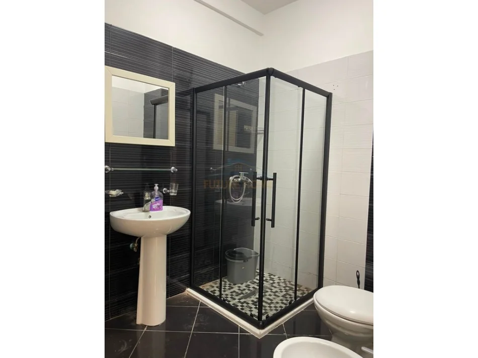 Tirane, jepet me qera apartament 1+1 , 650 € (Rruga Karl Gega, Stacioni i Trenit)