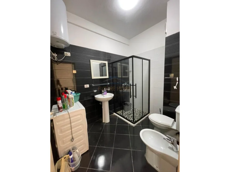 Tirane, jepet me qera apartament 1+1+Post Parkimi,  Kati 4, 75 m² (Rruga Karl Gega, Stacioni i Trenit) Kontaktoni per Cmimin