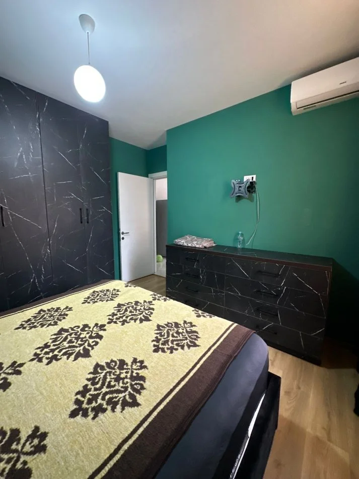 Tirane, jepet me qera apartament 2+1+Ballkon Kati 4, 100 m² 550 € (Xhamia e Selites)