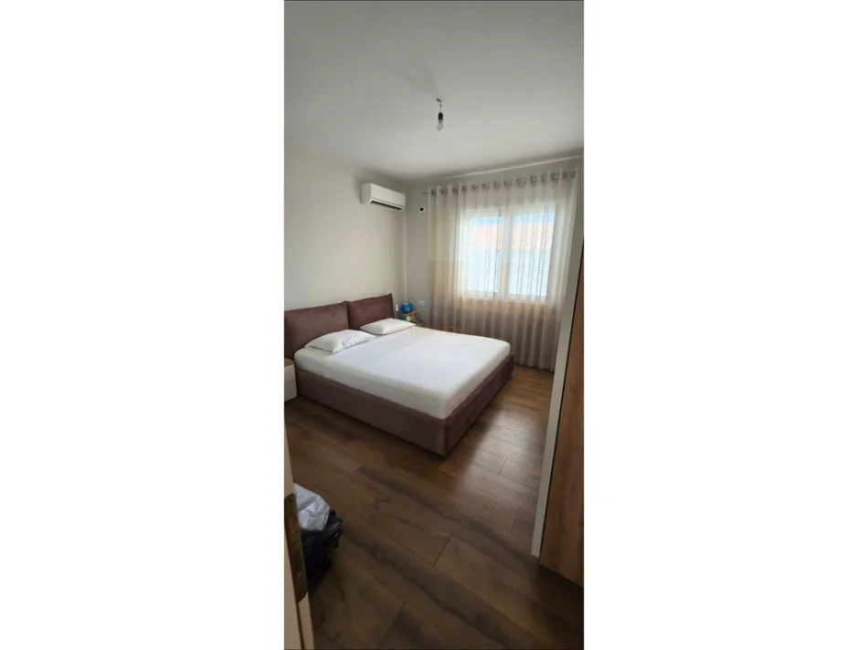 Tirane, jepet me qera apartament 2+1+Ballkon Kati 1, 130 m² 600 € 