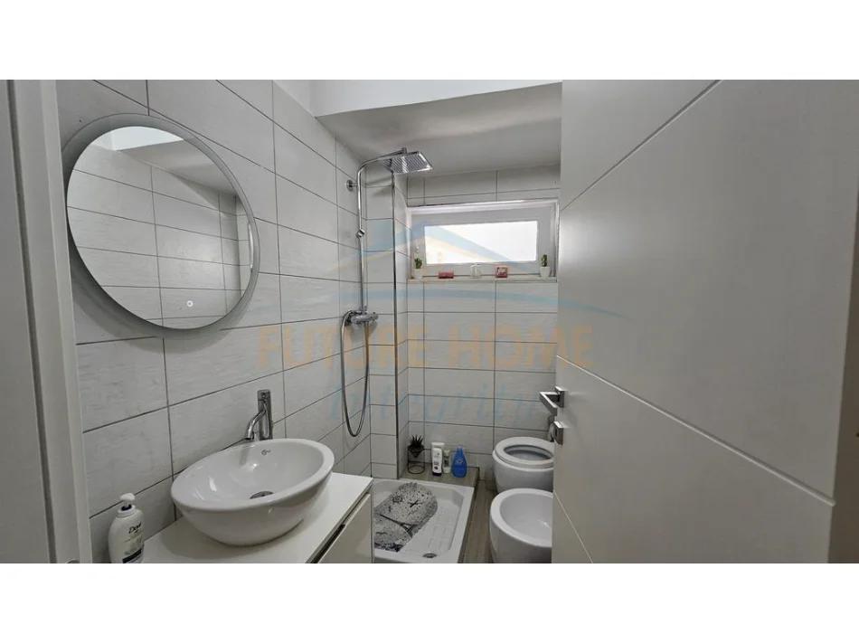 Tirane, jepet me qera apartament 2+1+Ballkon Kati 4, 60 m² 550 € (Rruga Ferit Xhajko)