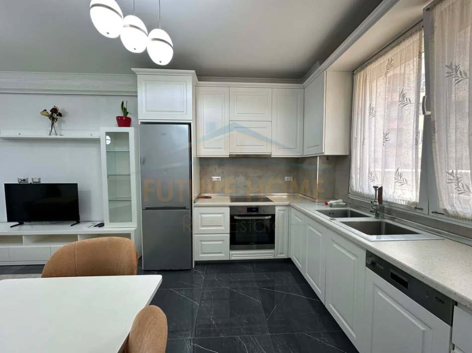 Tirane, jepet me qera apartament 2+1 Kati 2, 77 m² 600 € (Unaza e Re)