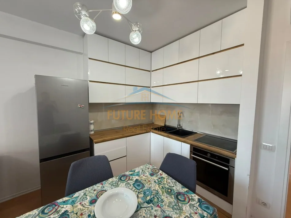 Tirane, jepet me qera apartament 2+1 Kati 9, 99 m² 650 € (Rruga 5 Maji)