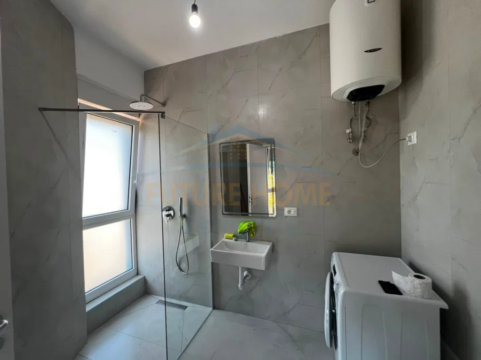 Tirane, jepet me qera 1+1 Kati 2, 53 m² 400 € (FRESK)