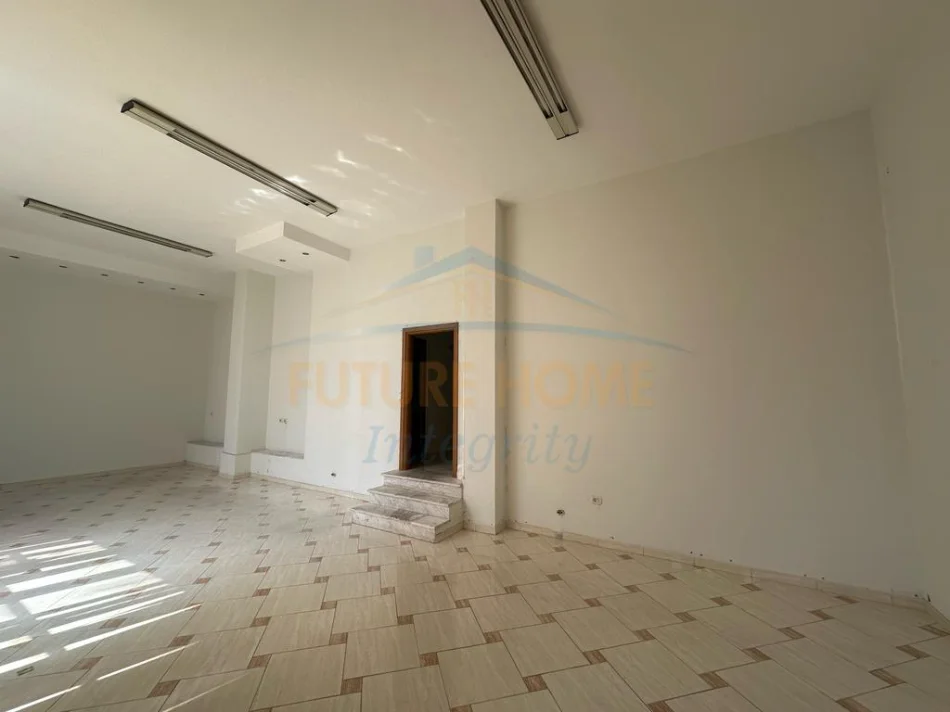 Tirane, jepet me qera ambjent biznesi Kati 1, 224 m²  (Rruga Vllazen Huta)
