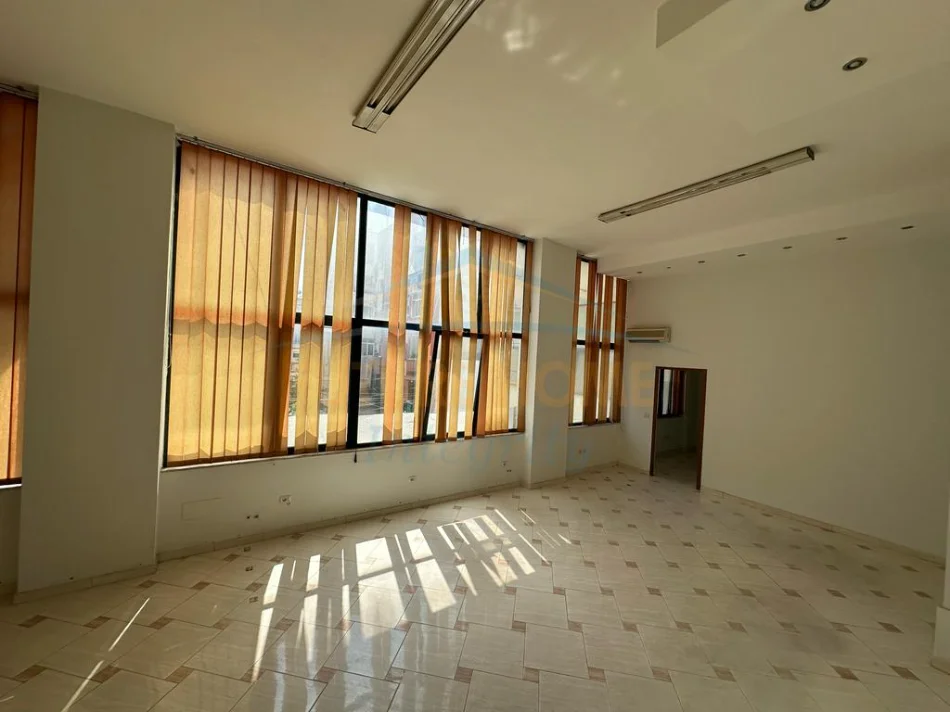 Tirane, jepet me qera ambjent biznesi Kati 1, 224 m²  (Rruga Vllazen Huta)