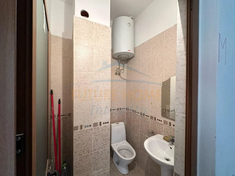 Tirane, jepet me qera ambjent biznesi Kati 1, 224 m²  (Rruga Vllazen Huta)