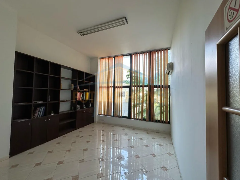 Tirane, jepet me qera ambjent biznesi Kati 1, 224 m²  (Rruga Vllazen Huta)