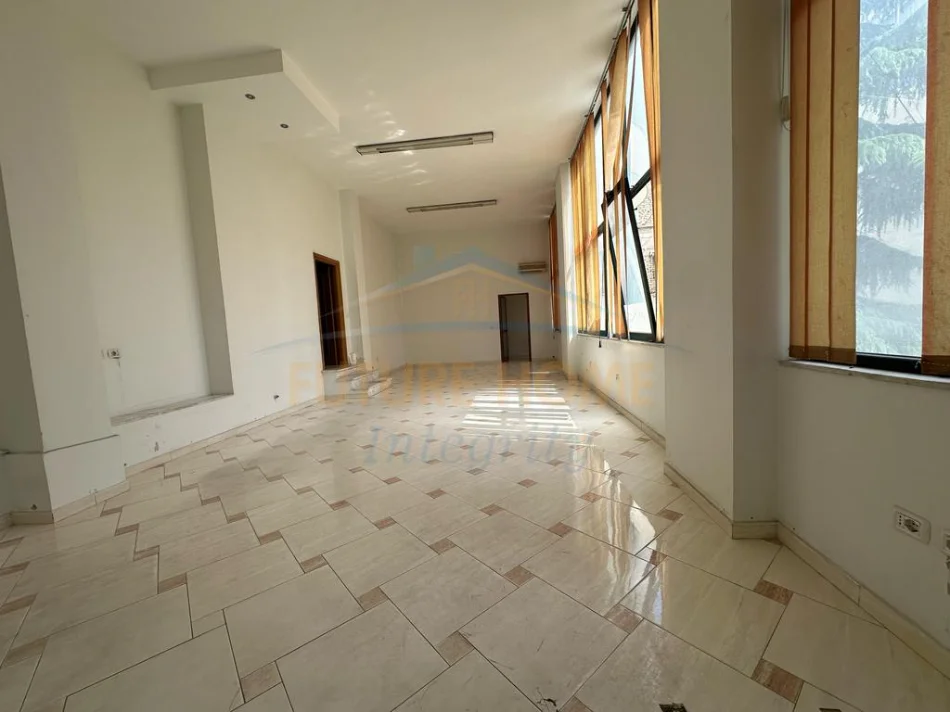 Tirane, jepet me qera ambjent biznesi Kati 1, 224 m²  (Rruga Vllazen Huta)