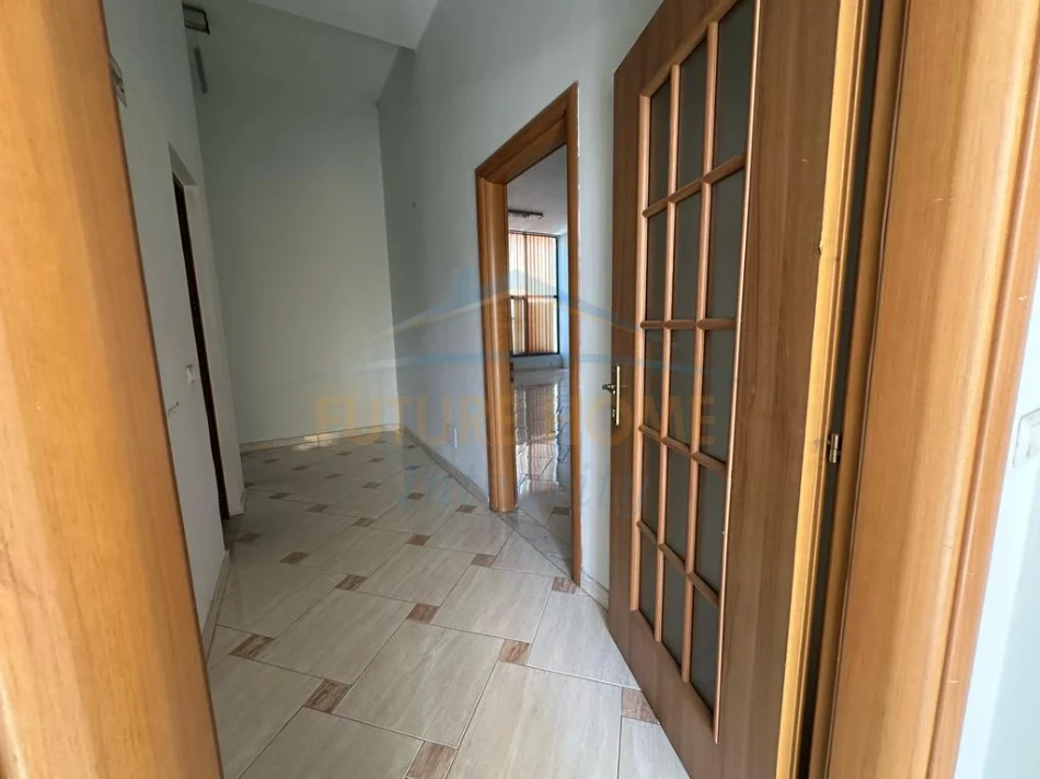 Tirane, jepet me qera ambjent biznesi Kati 1, 224 m²  (Rruga Vllazen Huta)