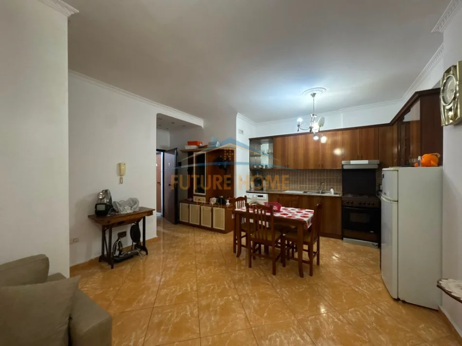 Tirane, shitet apartament 1+1+Ballkon Kati 4, 56 m² 110.000 € (UNAZA E RE)