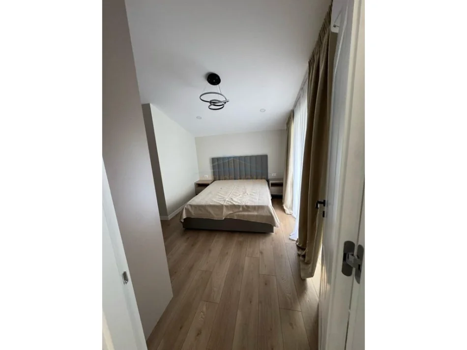 Tirane, jepet me qera Vile Vile 2 Katshe Kati 0, 200 m² 1.500 € (teg)