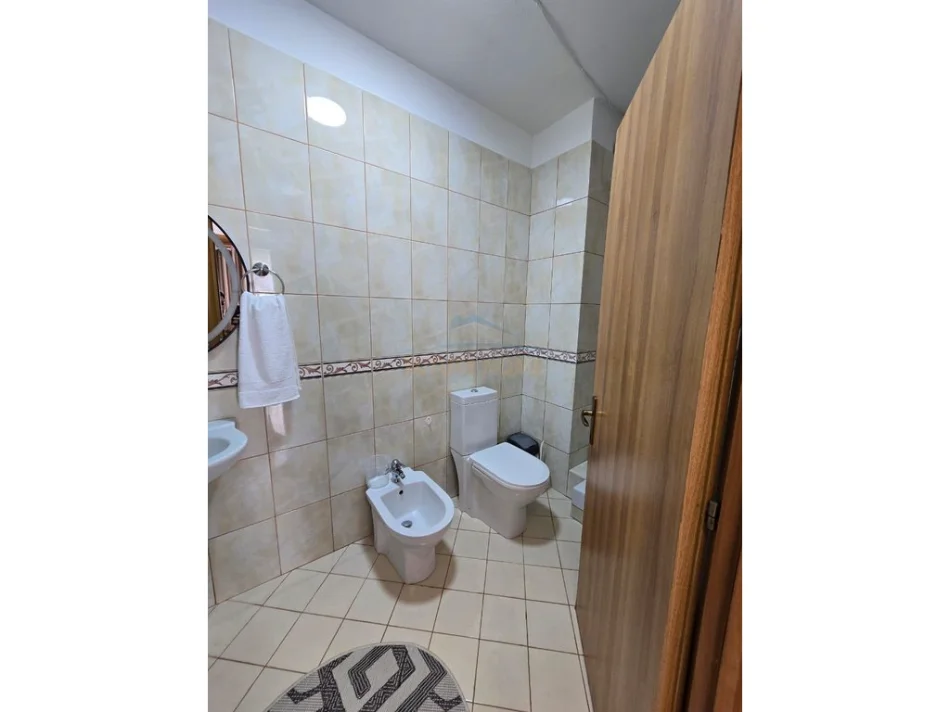 Tirane, jepet me qera apartament 2+1 Kati 8, 115 m² 700 € (5 MAJ)