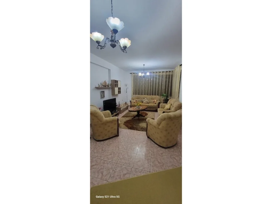 Tirane, jepet me qera apartament 2+1+Ballkon Kati 8, 108 m² 900 € (Blloku)